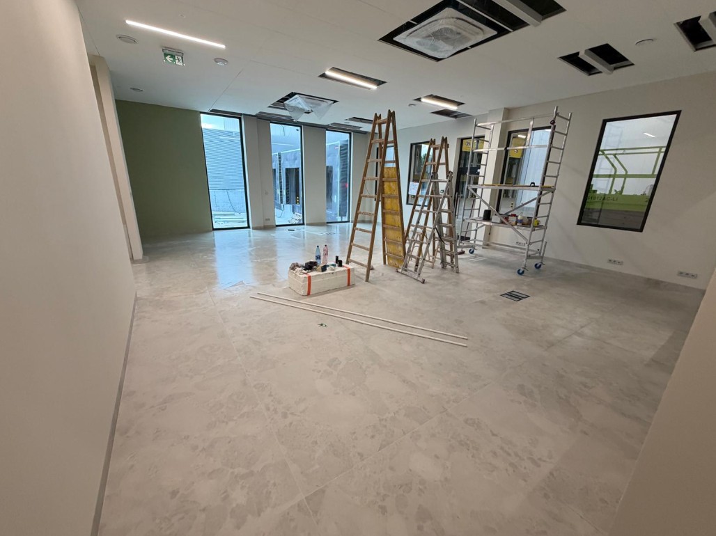 Fit-out powierzchni biurowej w trakcie prac